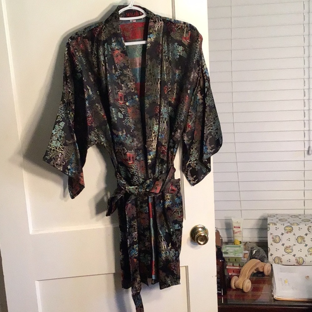 Short Chinese lounge robe.
